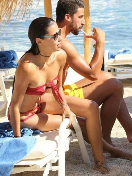 Adriana Lima e Sami Khedira sotto l&#39;ombrellone a Mykonos